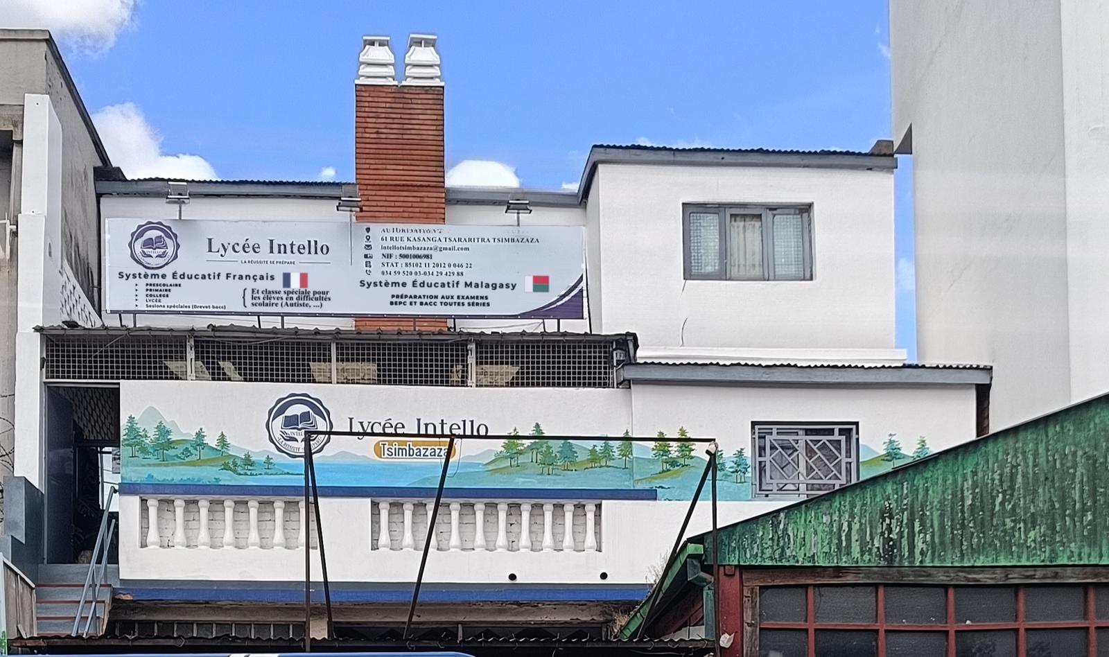 La façade du Lycée Intello à Tsimbazaza, avec sa fresque peinte